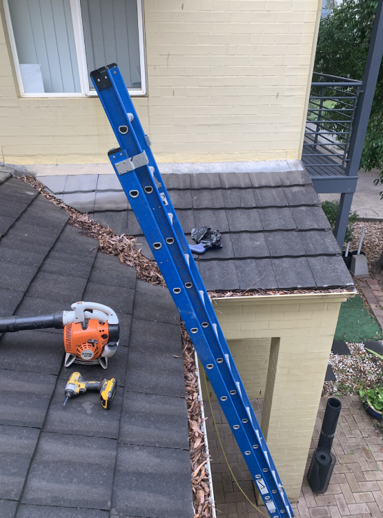 4 ESSENTIAL TIPS FOR HIRING THE RIGHT GUTTER CLEANING COMPANY: