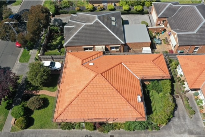 How a Professional Roofer Can Help You Find the Best Roof Leakage Solution